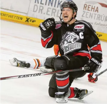  ?? Foto: D. Karmann, dpa ?? Ein gewohntes Bild in der Deutschen Eishockey Liga: Nürnbergs Kapitän Patrick Reimer jubelt über ein Tor. FUSSBALL