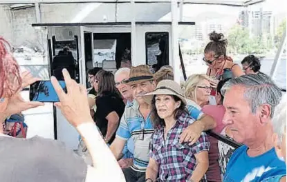  ?? (LA VOZ) ?? En el catamarán. La mayoría llega en grupos, por paquetes de agencias o por acuerdos con hoteles.