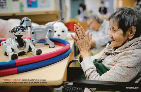  ?? Foto: Reuters ?? Potěšení s robotem Japonská stařenka si hraje s psíkem Aibo a v tuto chvíli je skutečně šťastná.
