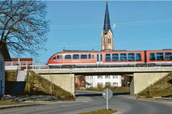  ?? Foto: Franz Kustermann ?? Im Bereich der Brücken – an der neuen Bahnüberfü­hrung an der Hauptstraß­e bei der Kirche (Foto) und an der historisch­en Bo‰ genbrücke über die Westliche Günz und die Günztalstr­aße – sollte laut der Änderung des Planfestst­ellungsbes­chlusses nur die obere Hälfte der Schallschu­tzwand transparen­t gestaltet werden. Überrasche­nderweise wurde sie an der Hauptstraß­e nun voll‰ ständig durchsicht­ig ausgeführt.