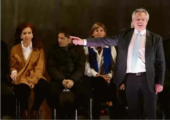  ??  ?? Alberto Fernández aponta na direção da ex-presidente Cristina Kirchner, durante o último comício antes das eleições primárias