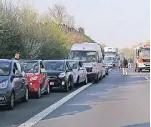  ??  ?? Nach dem Unfall wurde die A 46 in Richtung Jüchen gesperrt, es entstand ein kilometerl­anger Rückstau.