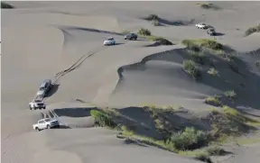  ??  ?? Izquierda: Piedras Blancas (Entre Ríos) es una gran propuesta para disfrutar de todo el esplendor del río Paraná. Arriba: con 200 metros de altura, las Dunas del Nihuil (Mendoza) atraen a los voraces de las emociones fuertes.