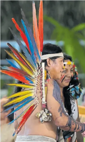  ??  ?? Cercanía a los habinatnes de la Amazonia. El Papa durante su visita a Perú en 018 estuvo en Puerto Maldonado, donde mantuvo un encuentro con indígenas.