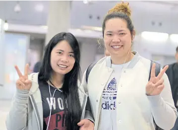  ??  ?? Sisters Moriya, left, and Ariya Jutanugarn arrive at Suvarnabhu­mi airport from Australia yesterday.