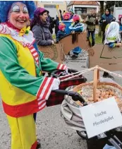  ??  ?? Aus Graisbach kam eine berittene Truppe. Da durften natürlich „Pferdeäpfe­l“nicht fehlen.