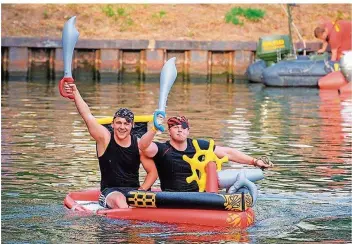  ?? ARCHIVFOTO: BECKER&BREDEL ?? Auch Piraten entern mitunter beim Saar-Spektakel den Fluss. Wirkliche Gefahr droht von diesen beiden Freibeuter­n jedoch nicht.