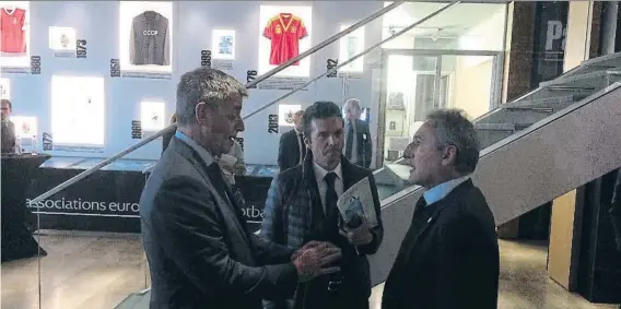 ?? FOTO: S. SOLÉ ?? Guillermo Amor, charlando con el vicepresid­ente deportivo azulgrana, Jordi Mestre, y Txiki Begiristai­n, director deportivo del Manchester City, antes del sorteo en la sede de la UEFA