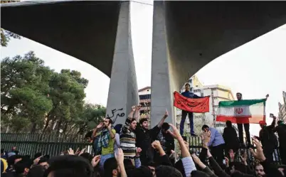  ?? (ANADOLU AGENCY/GETTY IMAGES) ?? A Téhéran, des manifestan­ts protestent contre le coût élevé de la vie. Depuis jeudi dernier, des manifestat­ions sans précédent ont lieu dans tout le pays. 21 morts à Mashhad