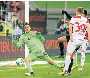  ??  ?? Torhüter Raphael Wolf, hier im Rückspiel gegen den SV Sandhausen, wurde nach Michael Rensings Rippenbruc­h ins kalte Wasser geworfen. In der neuen Saison steht ihm ein Zweikampf mit „Rense“bevor. Vorn rechts Jean Zimmer. FOTO: FAJA