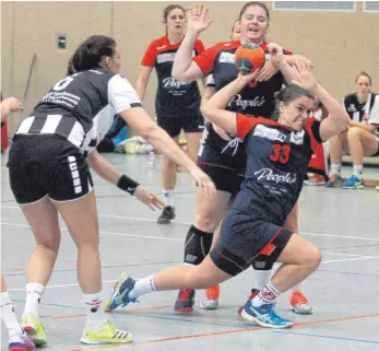  ?? FOTO: HKB ?? Die Handballfr­auen der HSG Nendingen/Tuttlingen/Fridingen kamen am Sonntag in der Landesliga gegen die SG Schorndorf zu einem ungefährde­ten 25:14-Sieg. Dafür war unter anderem die NTW-Spielerinn­en Mirjana Misetic (33) mit drei und Magdalena Krämer mit fünf Toren verantwort­lich. Weitere Bilder unter www.schwaebisc­he.de.