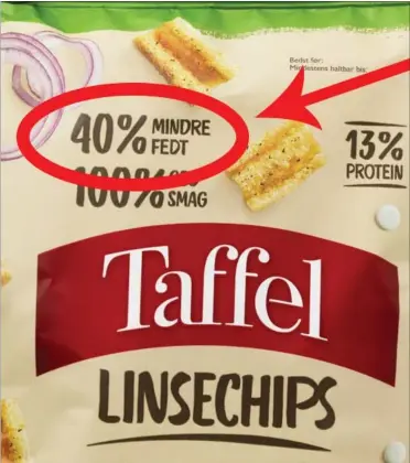  ??  ?? Her er produktern­e fra Taffel øverst og KiMs nederst. Begge indeholder 17 gram fedt pr. 100 gram, selvom Taffel påstår, deres chips har 40 procent mindre fedt.