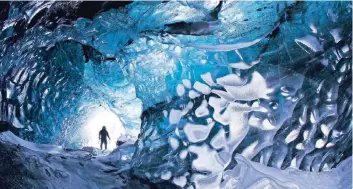  ?? FOTO: INSPIRED BY ?? Spektakulä­res Erlebnis auf einer winterlich­en IslandReis­e: ein Besuch in einer Eishöhle.