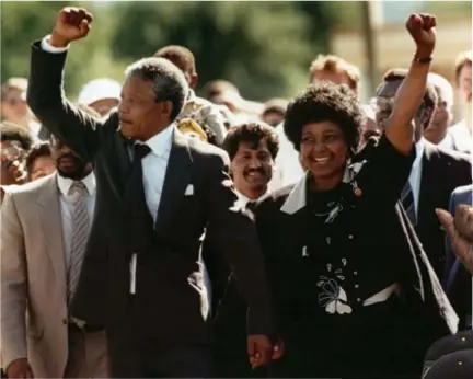  ?? FOTO AP ?? The long walk to freedom: Nelson en Winnie Mandela na zijn vrijlating uit de gevangenis in 1990.