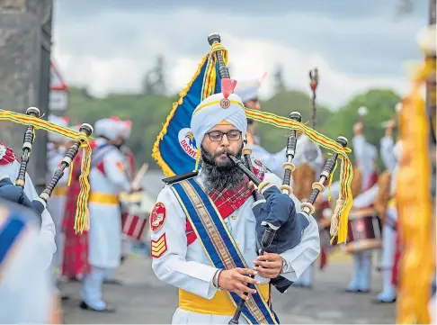  ??  ?? TRIBUTE: Sridasmesh Sikh Pipe Band from Malaysia perform in Kenmore to pay respects to Maharajah Duleep Singh.