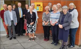  ?? ?? Minister Muriel Willoughby and some members of the congregati­on in front of the defibrilla­tor