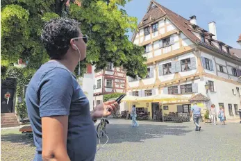  ?? FOTO: KATHRIN FROMM ?? Moderne Geschichte: Ein Film auf dem Smartphone erzählt vom Zunfthaus der Schiffleut­e.