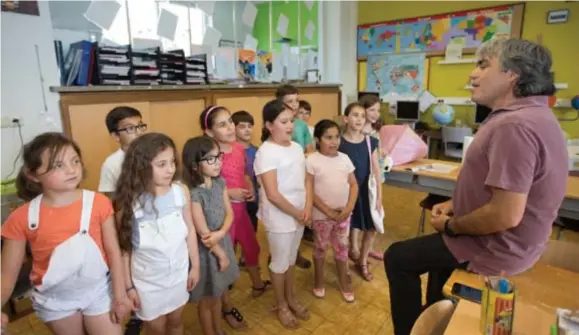  ?? FOTO DVH ?? Leerlingen krijgen naschoolse taallessen Turks in klaslokale­n van de stad. De leerkracht­en worden door Turkije betaald.