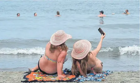  ?? AFP ?? Los visitantes no tienen que pagar por el acceso a las playas pero deben reservar. Uso de sillas y parasol en modulos sí debe pagarse.