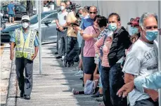  ?? /EFE ?? En la pequeña Habana de Miami residentes esperan recibir suministro­s.