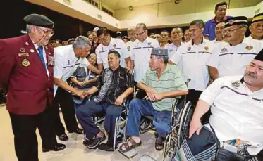  ?? [FOTO ZAIN AHMED/BH] di MPC Johor Bahru, semalam. ?? Mohd Anwar (dua dari kiri) beramah mesra dengan penerima sumbangan veteran tentera