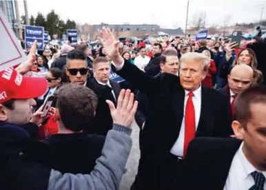  ?? FOTO: AFP ?? CAMPAÑA. Trump fue recibido ayer en New Hampshire por un centenar de sus simpatizan­tes.