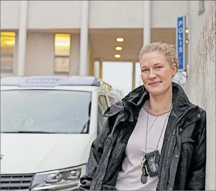  ?? Foto: ViiVi ikonen ?? GLAD. Äldre konstapel Laura Tervo är ordförande för Östra Nylands Polisfören­ing och är mycket glad över att fackavdeln­ingen är en av förmånstag­arna i luciainsam­lingen.