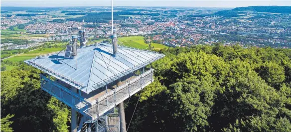  ?? FOTO: ARCHIV ?? Der Aussichtst­urm auf dem Aalbäumle bietet einen fantastisc­hen Blick über Aalen, ins Welland, zum Rosenstein, zu den Kaiserberg­en und nach Ellwangen.