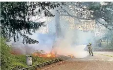  ?? FOTO: FEUERWEHR ?? Hier löscht die Feuerwehr einen Brand am Schulzentr­um im Stadtteil Lintorf.