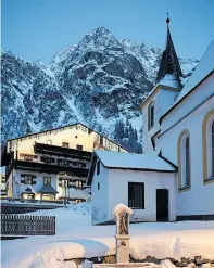  ?? [ TVB Pitztal ] ?? Vorweihnac­htliche Stimmung weit drinnen im Pitztal, in Plangeross, einem Ortsteil von St. Leonhard.