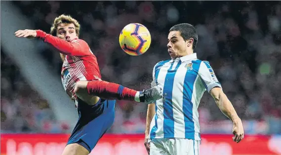  ?? FOTO: EFE ?? Sangalli que en la imagen pugna con el noveno canterano realista que había sobre el césped del Wanda, Griezmann, se ha ganado un sitio en el equipo realista