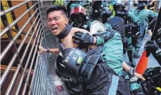  ?? FOTO: DPA ?? Die Polizei geht bei ihren Einsätzen in Hongkog hart gegen die Demonstran­ten vor.