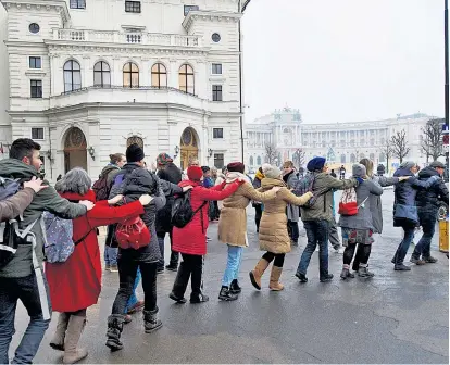  ??  ?? Polonaise auf dem Ballhauspl­atz gegen den Akademiker­ball in der Wiener Hofburg. Das Bündnis „Jetzt Zeichen setzen“lud am Freitagnac­hmittag außerhalb der Sperrzone zu einer „bunten Kundgebung“.