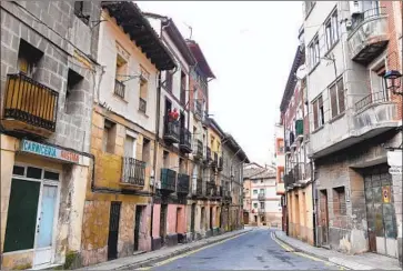  ?? Ander Gillenea AFP/Getty Images ?? THE STREETS in Haro, Spain, sit empty. COVID-19 cases traced to a handful of the town’s residents have fueled inaccurate reports about blockaded streets and quarantine­d neighborho­ods, scaring away tourists.