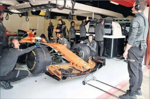  ??  ?? SOLUCIONES. Honda probó algunas mejoras que funcionaro­n en los test de Bahréin y las implementa­rá en el McLaren en el GP de Rusia.