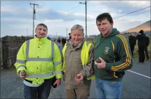  ??  ?? West Kerry Road Bowling Tournament organisers Harry Jennings (left) and Muiris Ó Fiannachta with sponsor Seán Breandán Ó Conchúir in Gallarus.