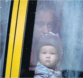  ?? VADIM GHIRDA / A ?? Una dona i un nen evacuats dels afores de Kíiv en un autobús