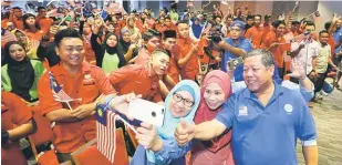  ??  ?? KENANGAN: Nogeh (kanan) berswafoto bersama para peserta dalam Sesi Dialog Chillax TN50 Belia Nelayan Peringkat Negeri Sarawak, di Kuching semalam.