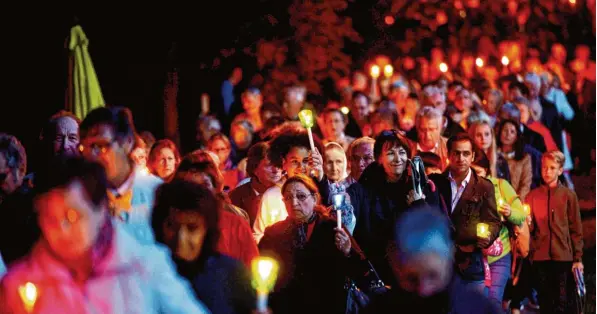  ?? Foto: Bernhard Weizenegge­r ?? Jährlicher Höhepunkt im Wallfahrts­ort Maria Vesperbild bei Ziemetshau­sen ist die große Lichterpro­zession an Mariä Himmelfahr­t, 15. August. Immer wieder sind in Maria Vesperbild an diesem Tag hochkaräti­ge katholisch­e Geistliche zu Gast.