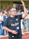  ?? ECKHARD JÜNGEL ?? Leinefelde­s Coach Steven Geller hofft auf einen Sieg seiner Elf gegen Büßleben.