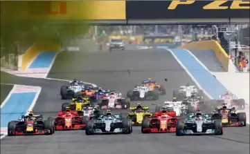  ??  ?? Avant même le premier virage les débris ont volé. Conséquenc­e du premier accrochage de la course, entre Romain Grosjean et Esteban Ocon, poussé sur la gauche de la piste.