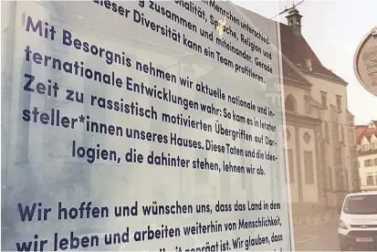  ??  ?? Mit Plakaten an der Frontseite des Theaters wendet sich das Grazer Schauspiel­haus an die Öffentlich­keit und zeigt sich besorgt über fremdenfei­ndliche Attacken gegen Schauspiel­er des Hauses.