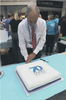  ??  ?? Stephen Graves cutting the cake