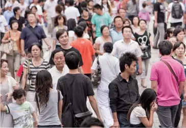  ??  ?? Photo ci-dessus :
Rue piétonne de
Shanghaï. La Chine devrait prochainem­ent être dépassée par son voisin indien et perdre son statut de pays le plus peuplé du monde. En janvier dernier, la presse chinoise annonçait que le pays devrait également connaître une première baisse démographi­que autour de 2028. Selon le rapport de l’Institut de l’économie de la population et de la maind’oeuvre, cette croissance négative des forces de la population active apportera des changement­s structurel­s dans l’offre et la demande sur le marché de l’emploi, et nécessiter­a une réforme des systèmes concernés. (© Shuttersto­ck/ TonyV3112)