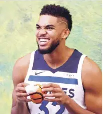  ?? AP ?? Karl-Anthony Towns, de los Timberwolv­es, realiza una mueca durante la sección de fotos en el día con los medios del equipo.