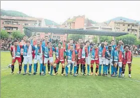  ?? FOTO: GIRONA FC ?? Los jugadores de Girona y Ripoll posan antes el partido