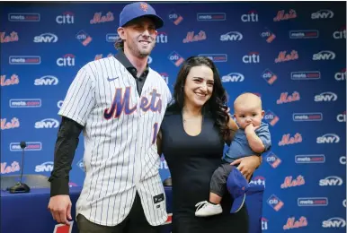  ?? MARY ALTAFFER — THE ASSOCIATED PRESS ?? New York Mets’ Jeff Mcneil, left, poses for photograph­ers with his wife Tatiana and son Lucas during a news conference, Tuesday, Jan. 31, 2023, in New York. Batting champion Jeff Mcneil and the New York Mets finalized a $50million, fouryear contract Tuesday that avoided a salary arbitratio­n hearing.