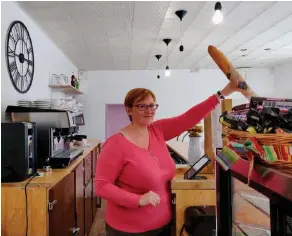  ??  ?? Optimiste. Malgré la fermeture de son café O’Bon Accueil, à Sains (Ille-et-Vilaine), le lendemain de son inaugurati­on, Sabrina Thuillier n’a pas baissé les bras. Au contraire, elle a développé la partie épicerie dans un village confiné qui en était privé depuis des années.