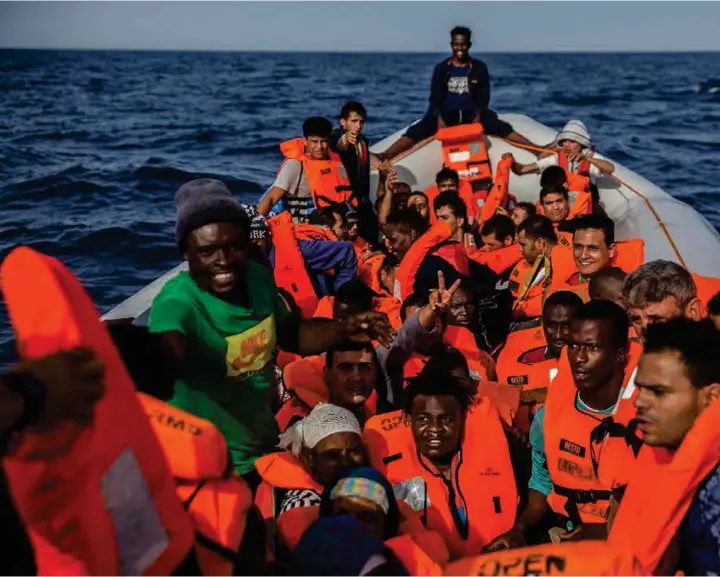  ??  ?? FÅR HJELP: I juni i år fikk asylsøkere ombord i en gummibåt utenfor den libyske kysten utdelt livvester fra de spanske båten Proactiva Open Arms.