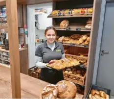  ?? Foto: Hans Bosch ?? Findet im erst vor Kurzem eröffneten Dorfladen Mindelzell eine neue Aufgabe als Fachverkäu­ferin: Kammersieg­erin Mona Marie Wolf.